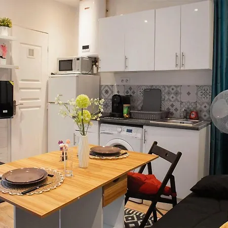 With A Terrace טולון