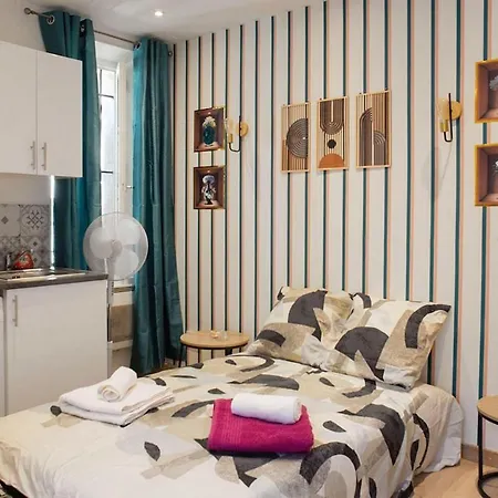 With A Terrace * טולון