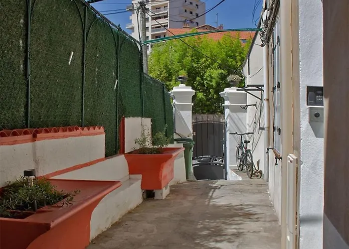 With A Terrace * Toulon